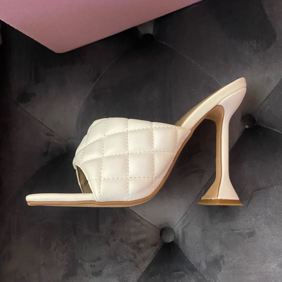 HEELS - Picture 4 of 4